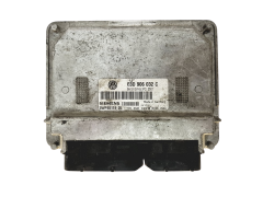 Ohjausyksikkö 03D906032C 5WP40124 05 VW Siemens 30268