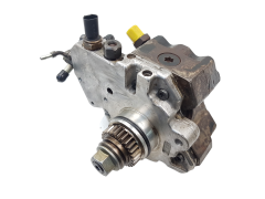 Ruiskutuspumppu Bosch A6400700701 0445010120 2.0 CDI Mercedes 1023
